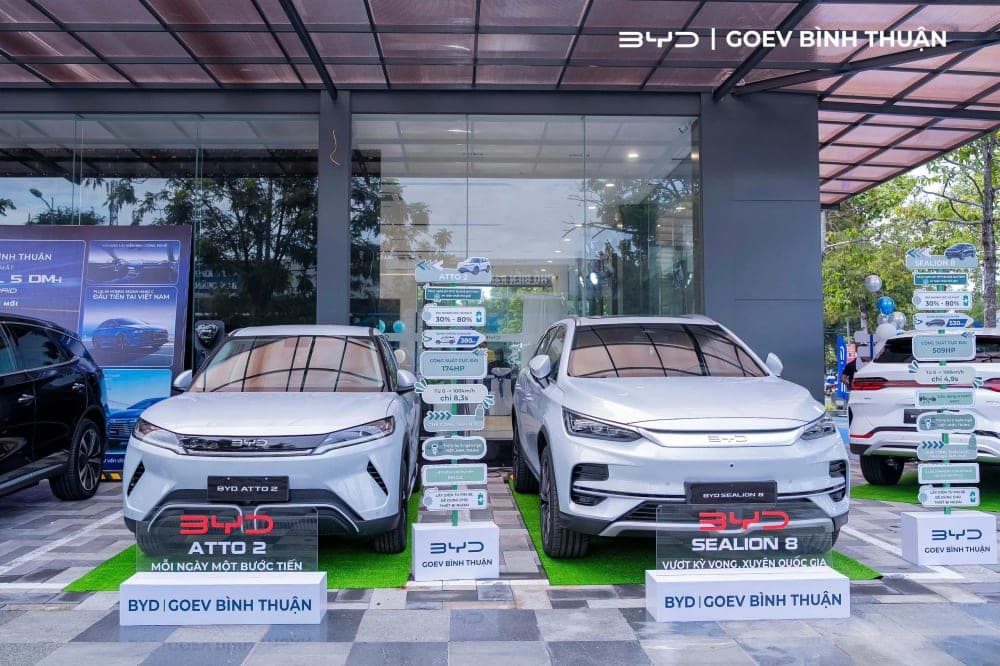 BYD Atto 2 và BYD Sealion 8 trưng bày trước showroom BYD GOEV Bình Thuận