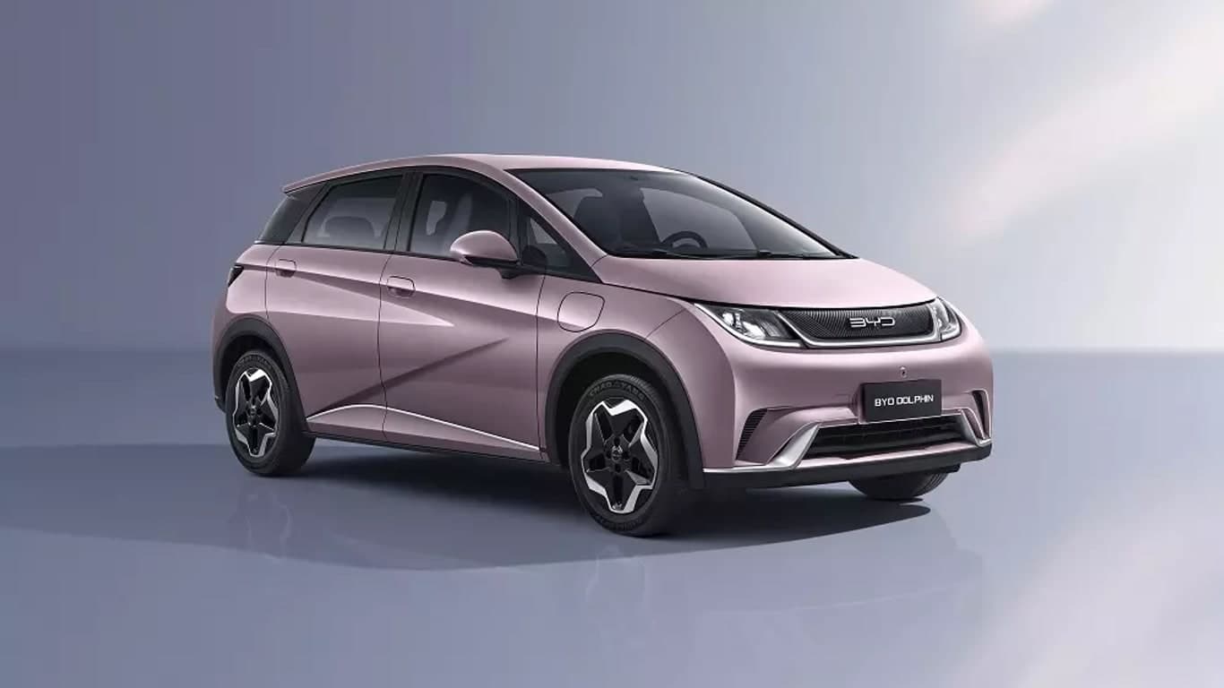 BYD Dolphin màu trắng nhìn từ phía trước