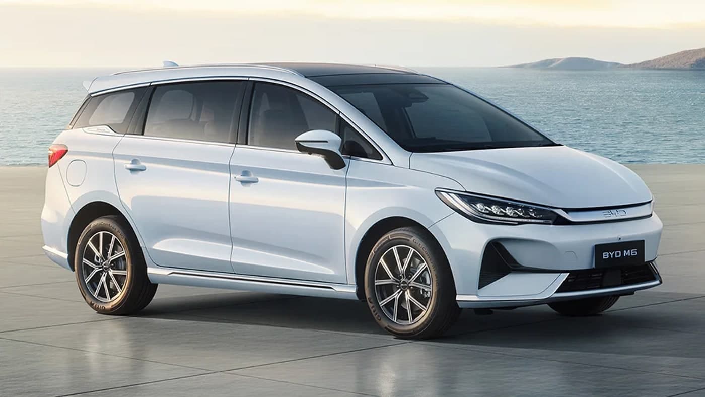 BYD M6 màu trắng nhìn từ phía trước