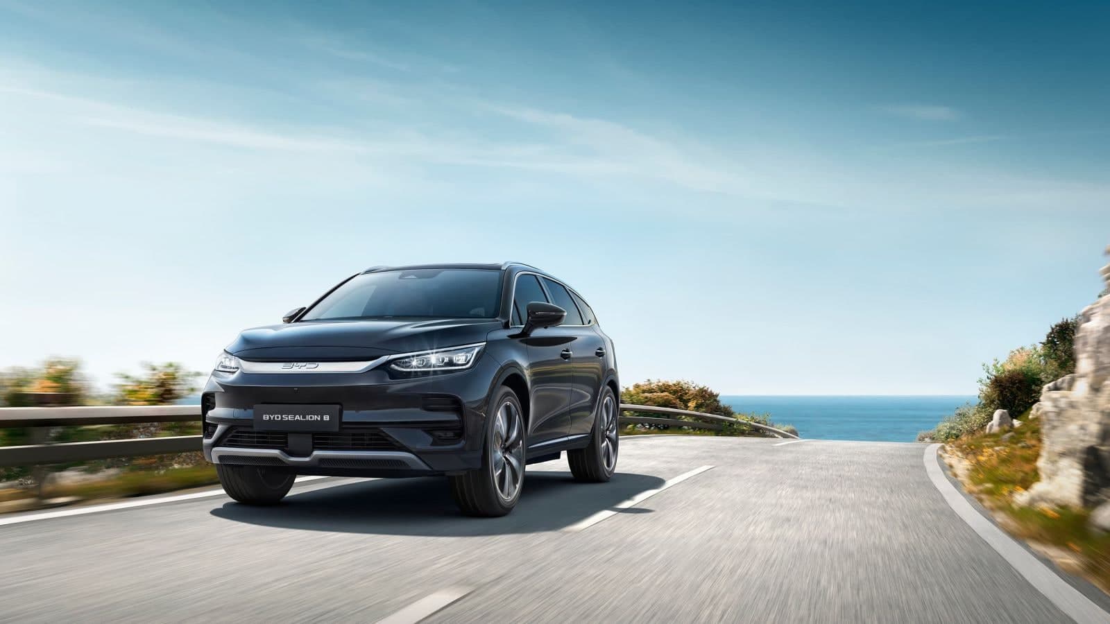 BYD Sealion 8 màu đen nhìn từ phía trước