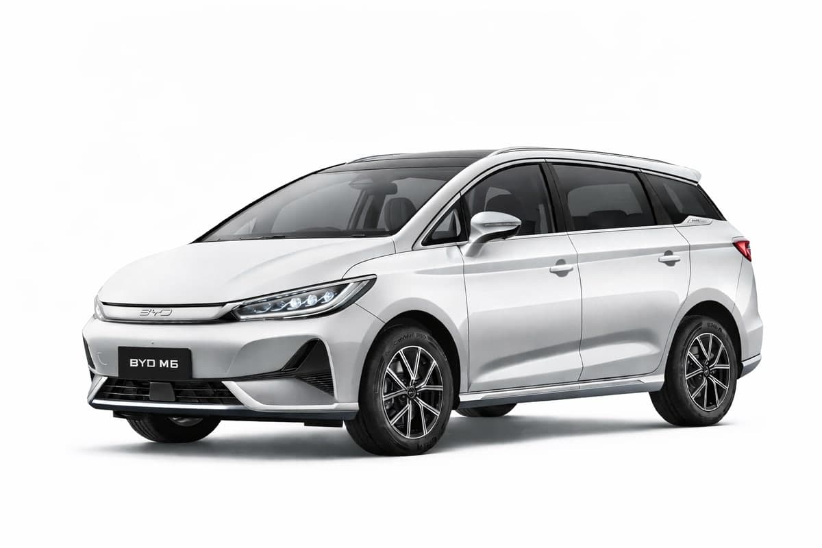 BYD M6 màu trắng