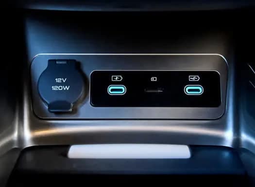Ổ cắm 12V và cổng USB phía trước BYD Dolphin