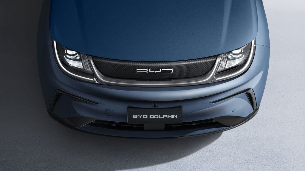 Đầu xe BYD Dolphin 2026 với cụm đèn LED và logo BYD