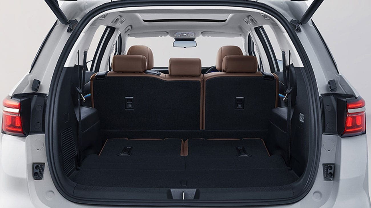 Khoang hành lý BYD M6 khi dựng hàng ghế thứ ba