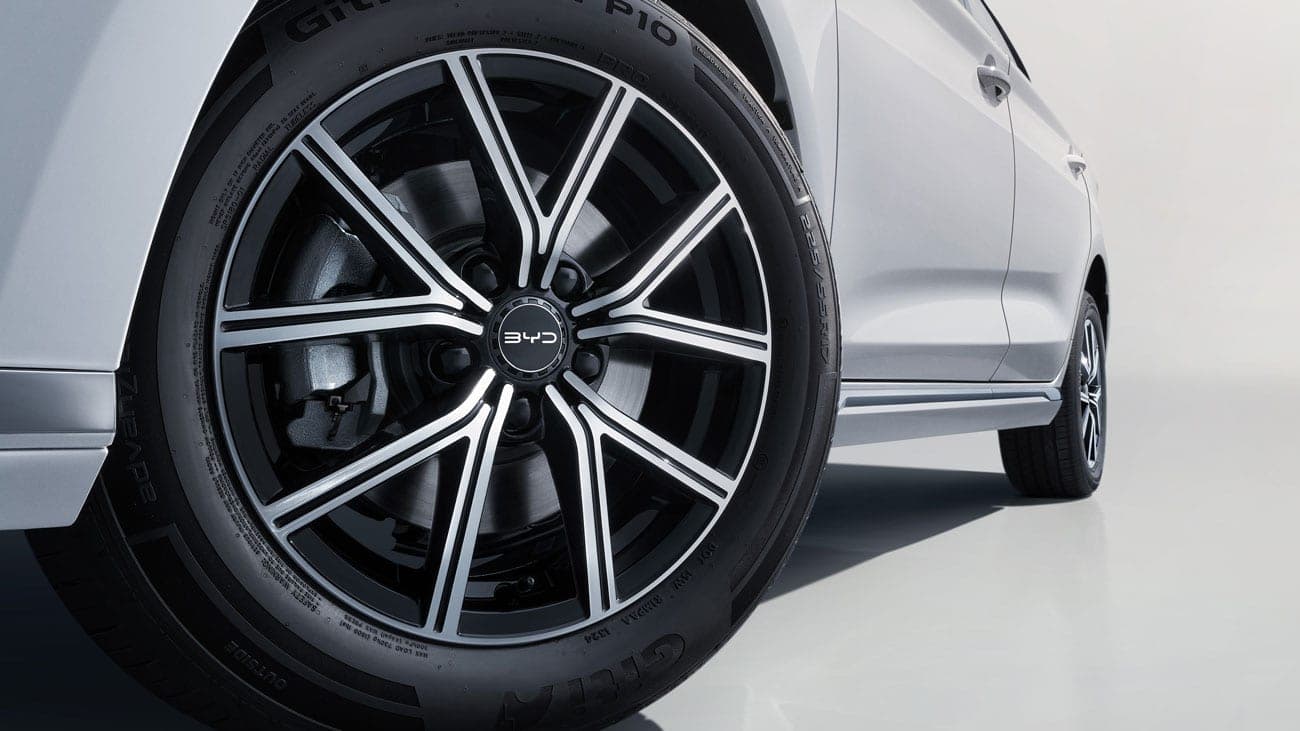 Mâm hợp kim 17 inch và lốp 225/55 R17 của BYD M6
