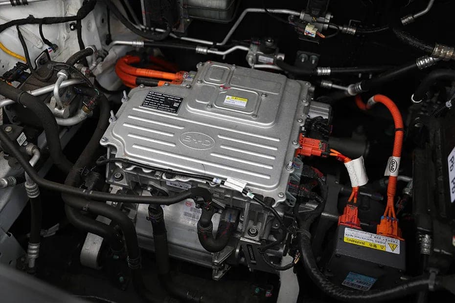 Cụm mô-tơ điện và bộ điều khiển dưới nắp ca-pô BYD M6