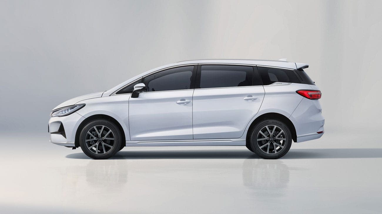 BYD M6 màu trắng nhìn ngang thân xe