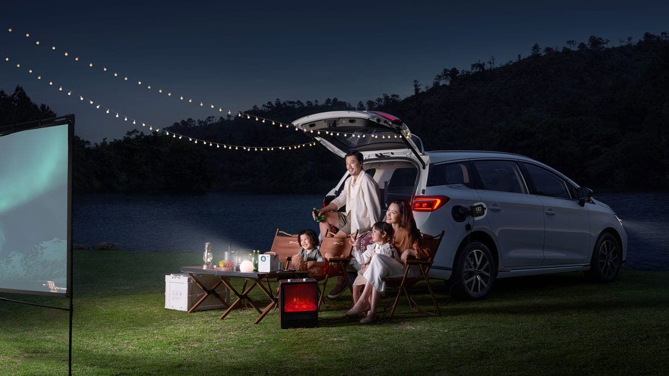 Gia đình dã ngoại buổi tối, dùng điện từ BYD M6 qua V2L