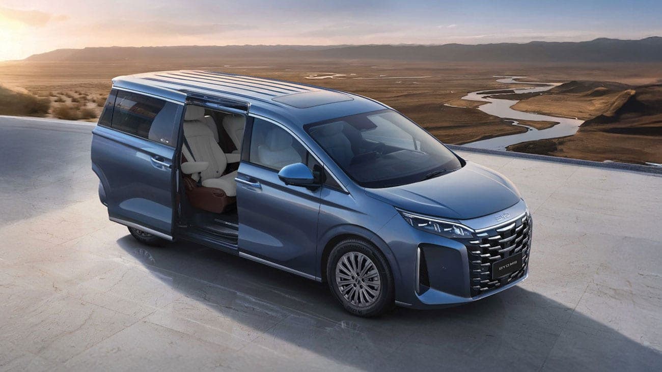 BYD M9 mở cửa trượt điện trên đồi lúc hoàng hôn