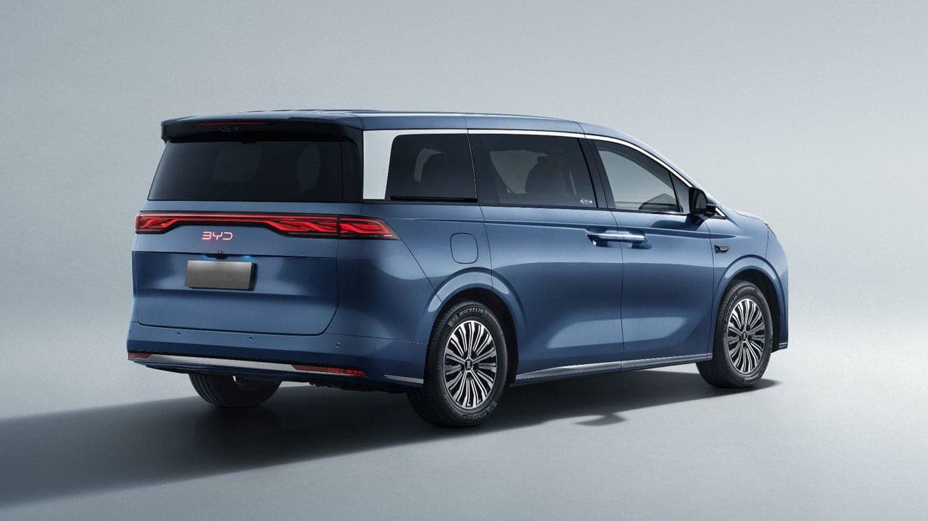 BYD M9 nhìn chéo đuôi xe