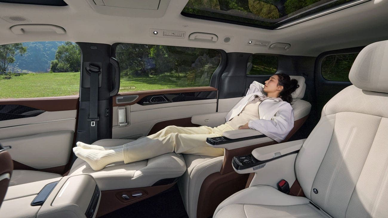 Hành khách ngả ghế thương gia hàng 2 BYD M9 với tựa chân