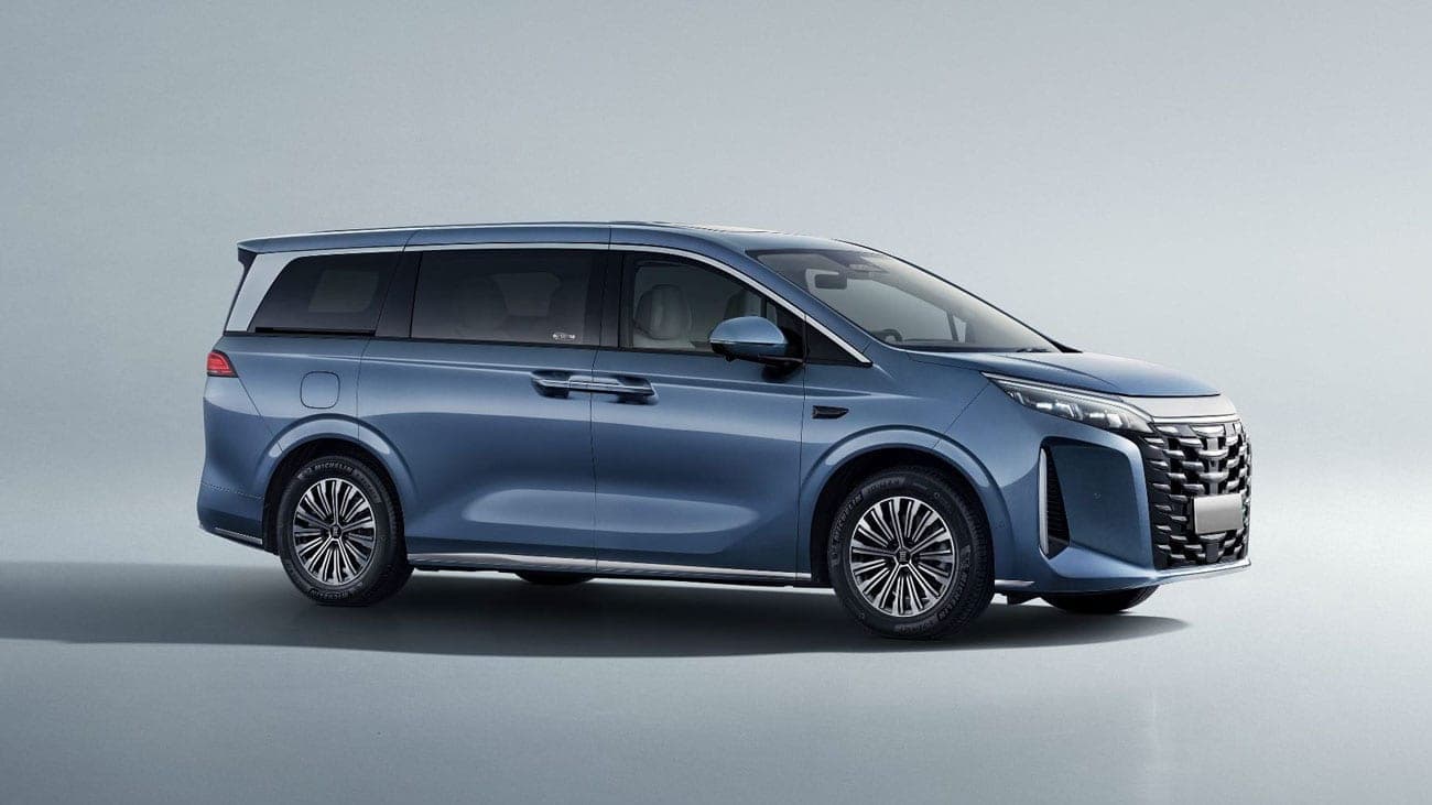 BYD M9 nhìn chéo đầu xe