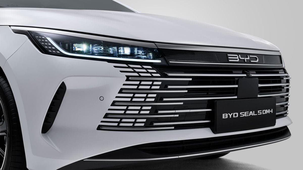 Đầu xe BYD Seal 5 với lưới tản nhiệt xếp tầng và đèn LED