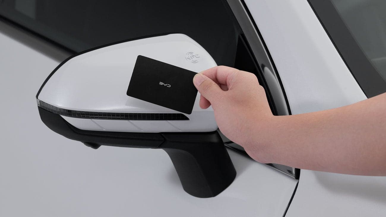 Mở khóa BYD Seal 5 bằng thẻ NFC trên gương chiếu hậu