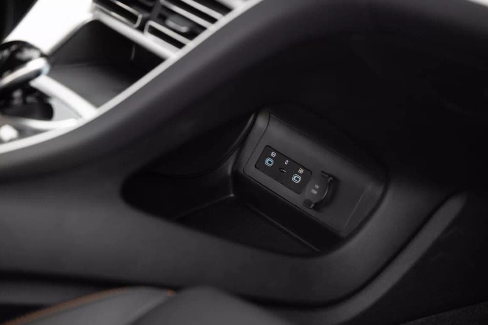 Cổng USB-C, USB-A và ổ 12V