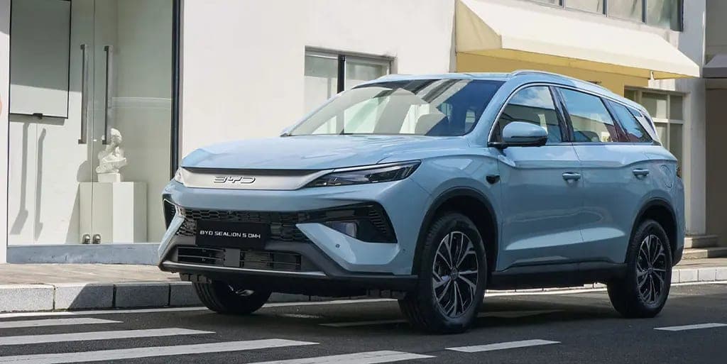 BYD Sealion 5 DM-i màu xanh đỗ trên phố