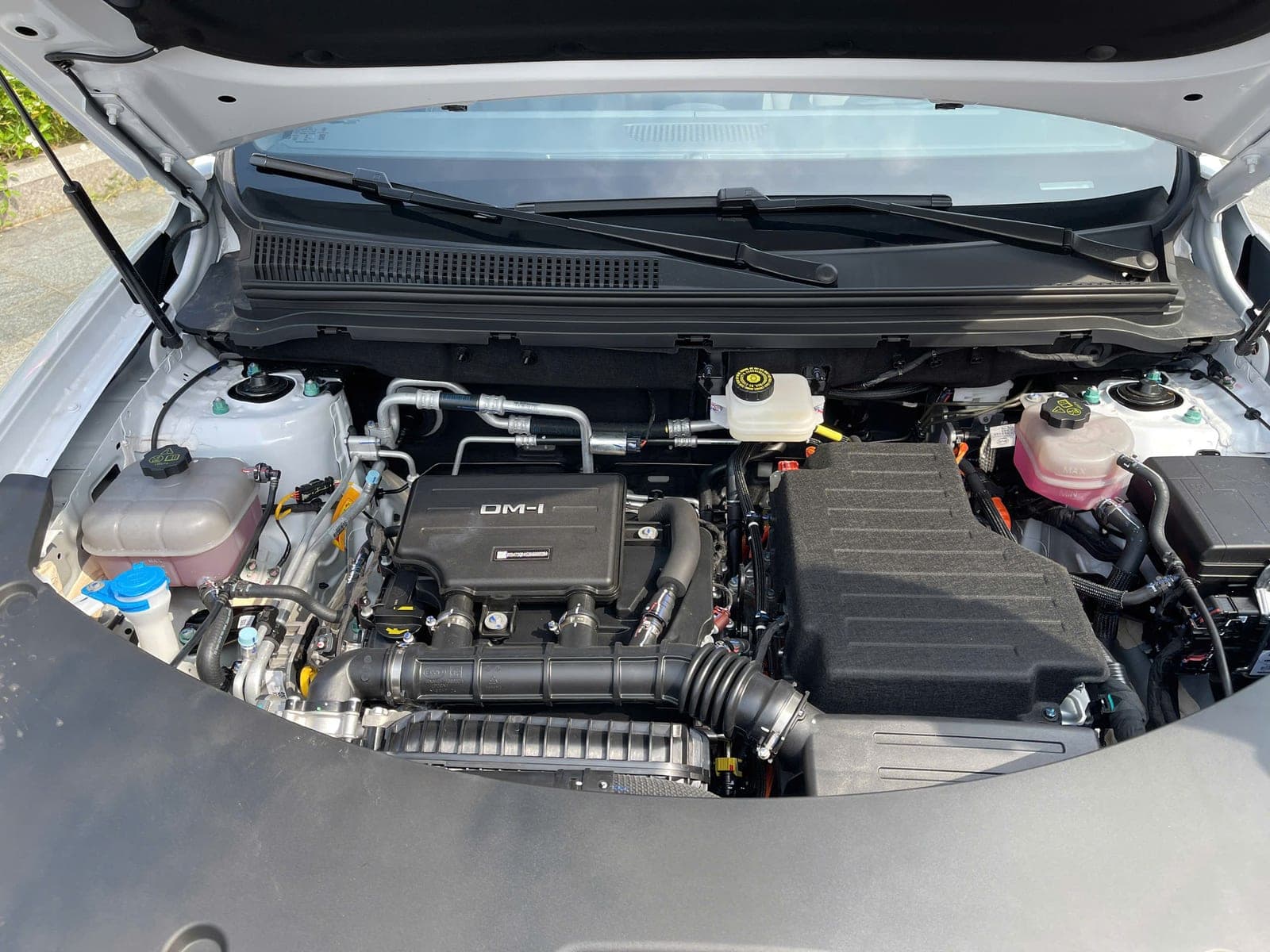 Khoang máy DM-i của BYD Sealion 5 với động cơ xăng 1.5L