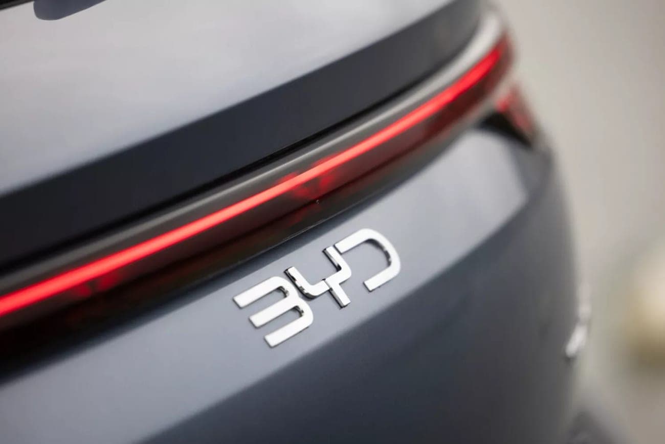 Logo BYD và dải đèn LED đuôi xe Sealion 5