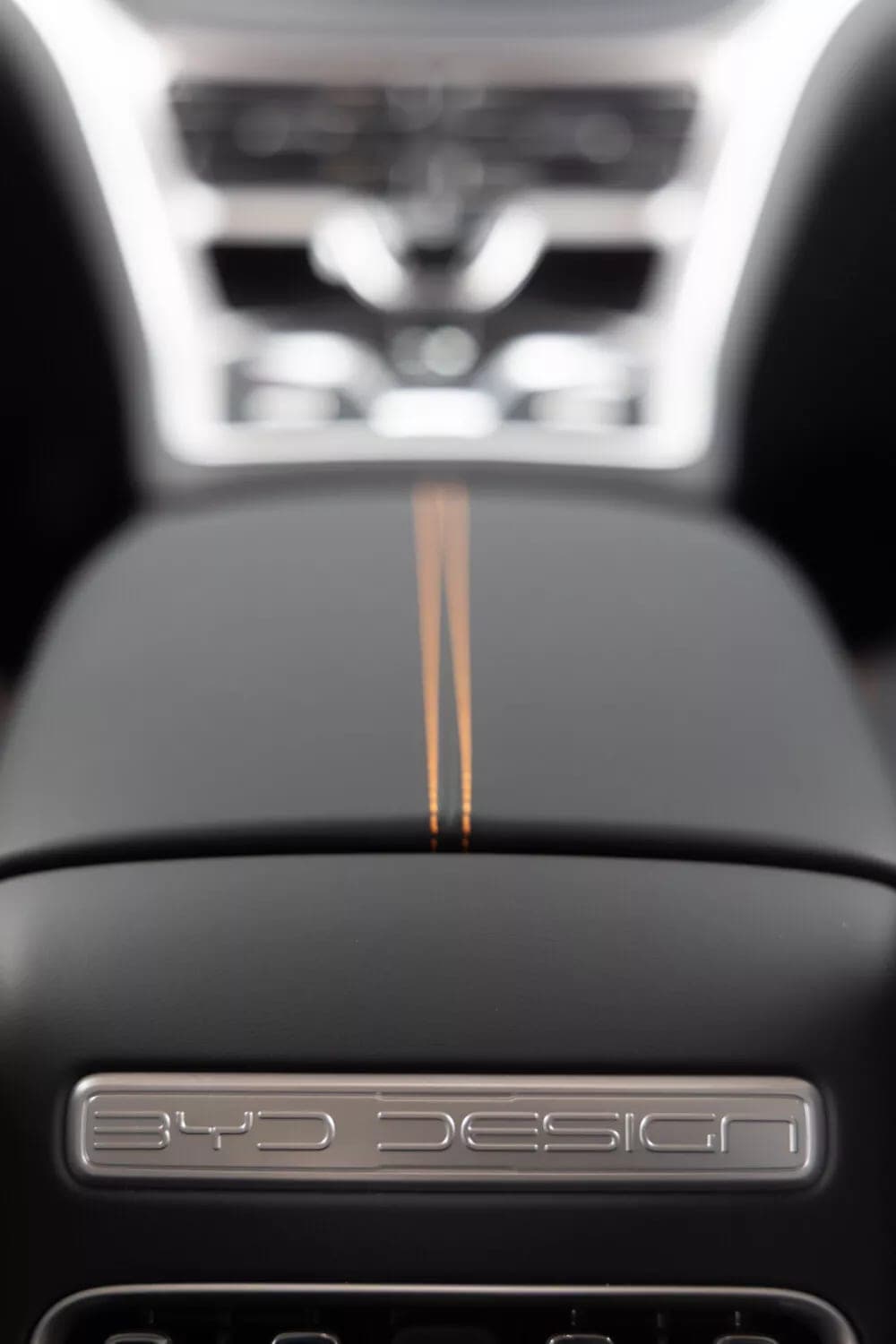 Bệ tì tay trung tâm logo BYD Design