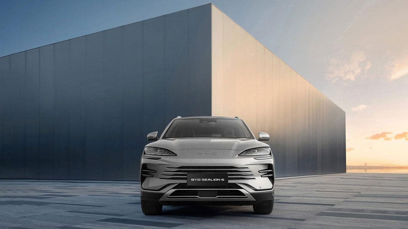 BYD Sealion 6 DM-i màu bạc nhìn thẳng đầu xe lúc hoàng hôn