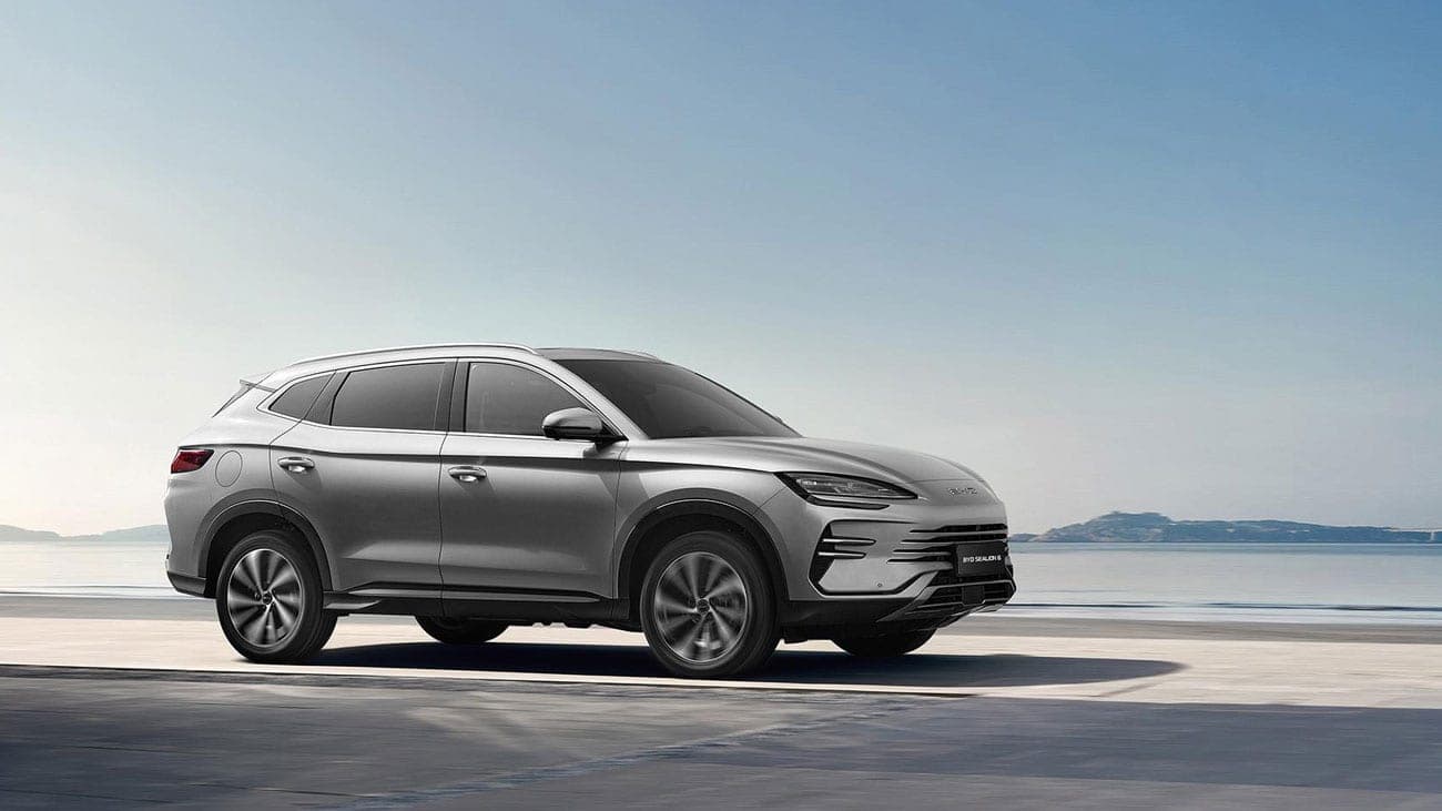 BYD Sealion 6 màu bạc chạy ven biển