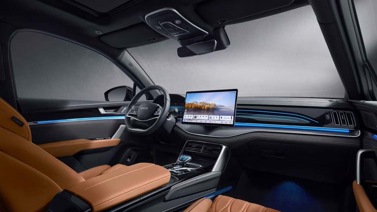 Khoang lái BYD Sealion 8 với màn hình xoay 15,6 inch và đèn viền nội thất