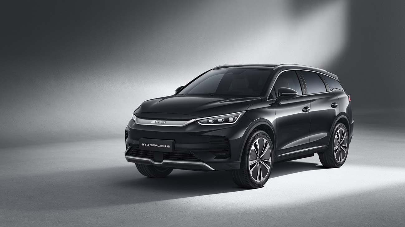 BYD Sealion 8 màu đen nhìn chéo đầu xe trong studio