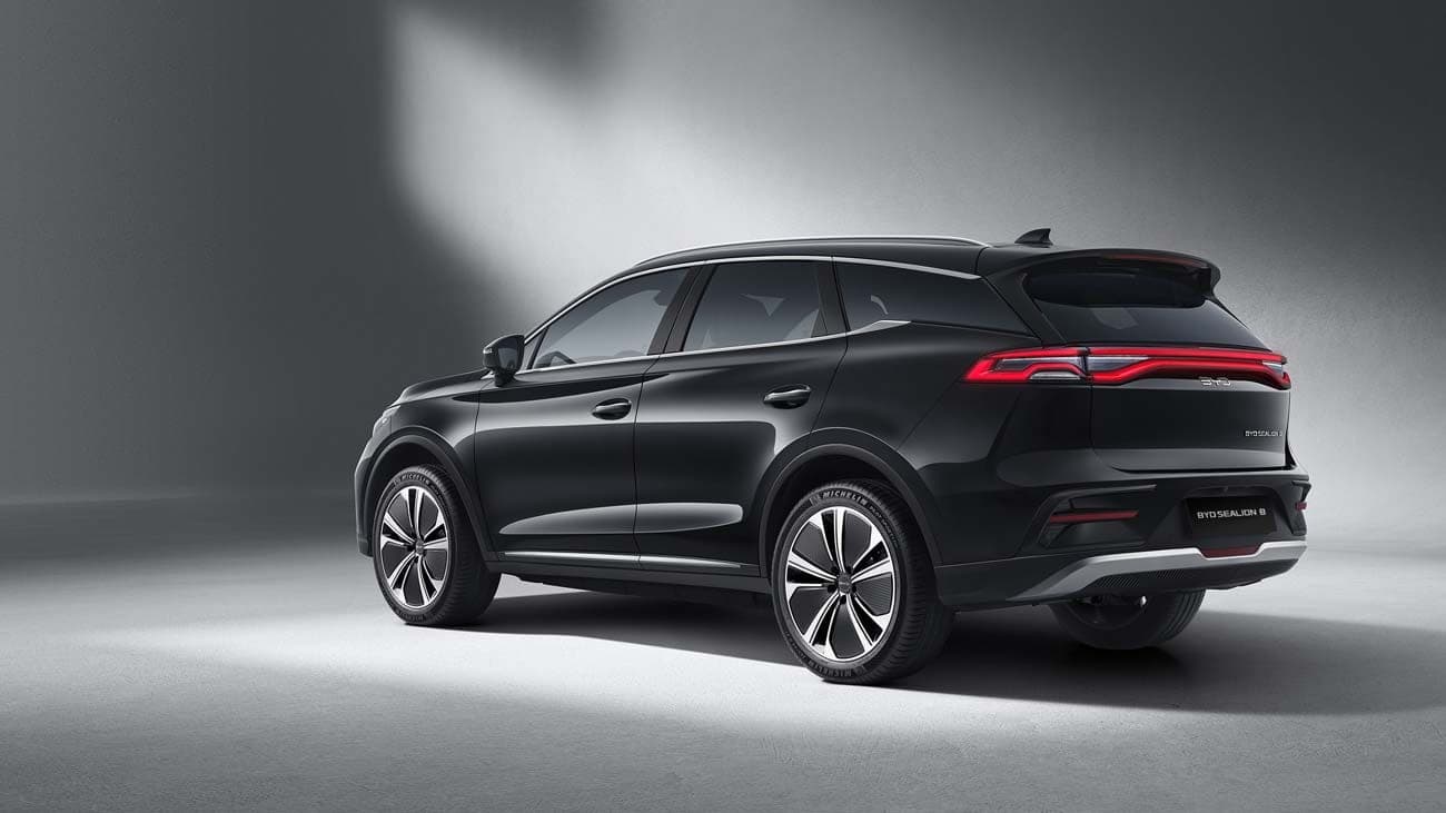 BYD Sealion 8 màu đen nhìn chéo đuôi xe trong studio
