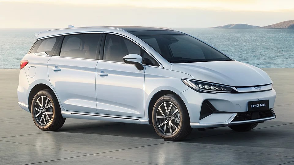 BYD M6 màu trắng – xe điện 7 chỗ khuyến mãi tháng 10/2026